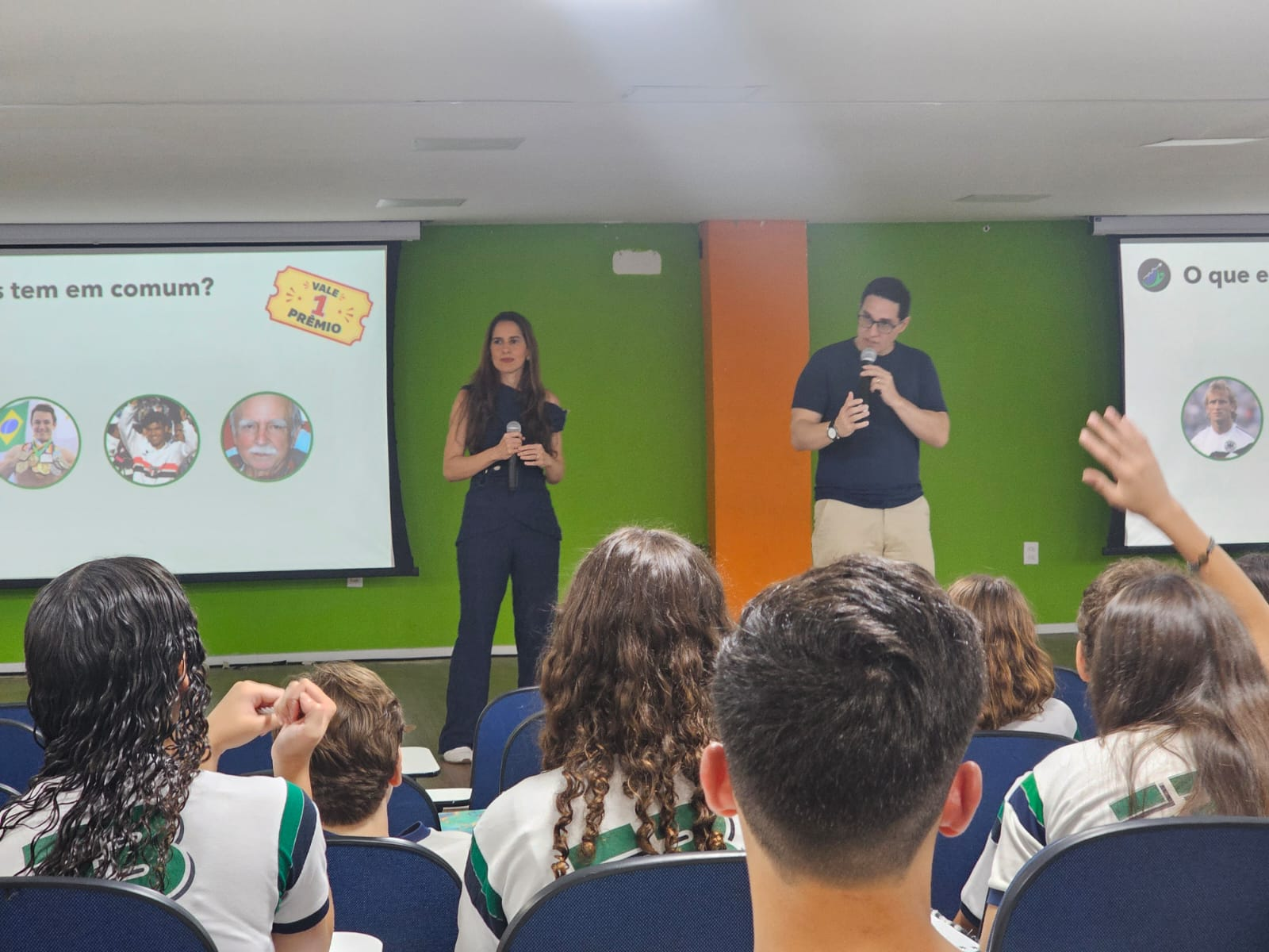 André e Viviane apresentando educação financeira em escola parceira