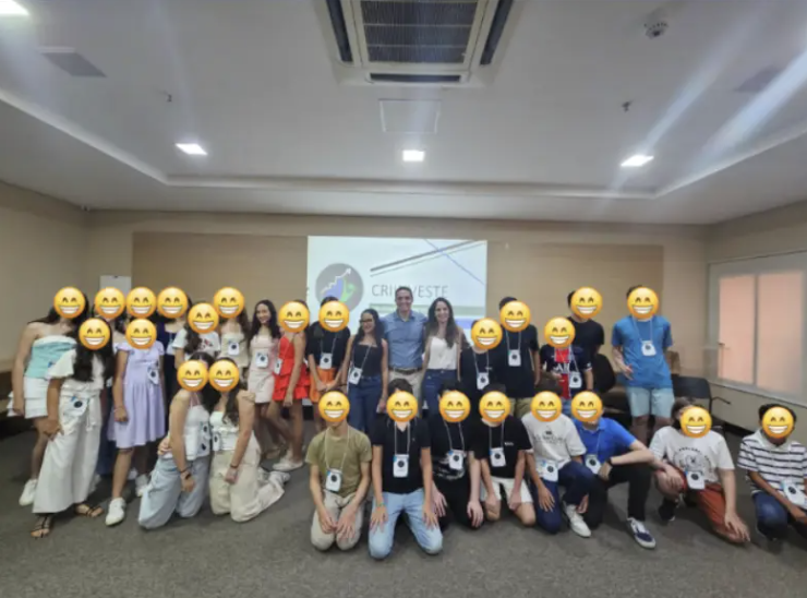 Turma presencial do CRIINVESTE reunida em grupo