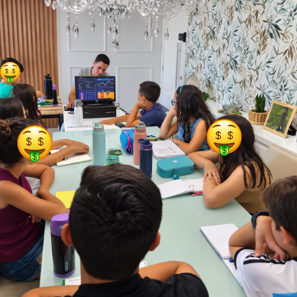 Aula do CRIINVESTE com adolescentes reunidos ao redor da mesa acompanhando a aula no computador